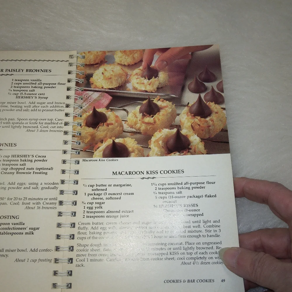 BOOK Favorite Recipes Hershey's Chocolate Classics Recipe Book, c. 1988